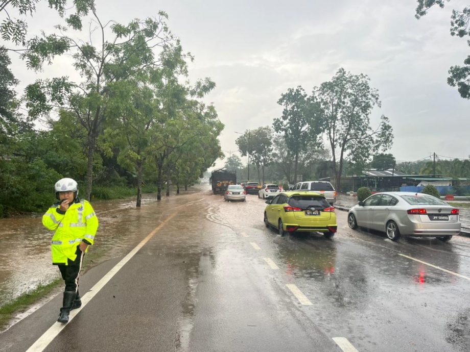 *已签发*柔：视频：銮午间大雨令多条道路积水   导致交通堵塞