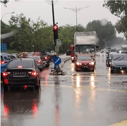 *已签发*柔：视频：銮午间大雨令多条道路积水   导致交通堵塞