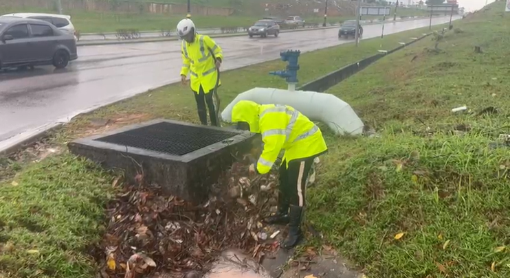 *已签发*柔：视频：銮午间大雨令多条道路积水   导致交通堵塞