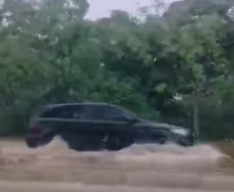 *已签发*柔：视频：銮午间大雨令多条道路积水   导致交通堵塞