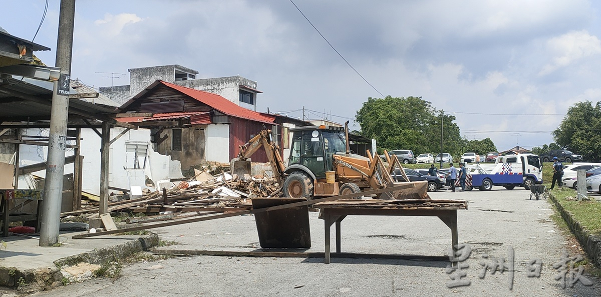 (已签发）柔：土地局今日清理古来老街停车场 近期展开办公楼筑建工程