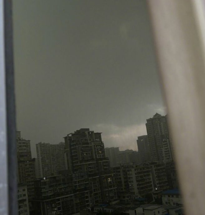 广州暴雨白天秒变黑夜 白云机场多个航班延时