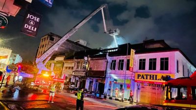 怡保国民街一双层店火患  烧毁90%无伤亡