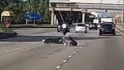 摩托车攫夺匪抢包包 女骑士路中央翻滚受伤