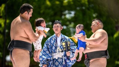 日本“宝宝哭”相扑大赛登场 哭声最大婴儿获胜