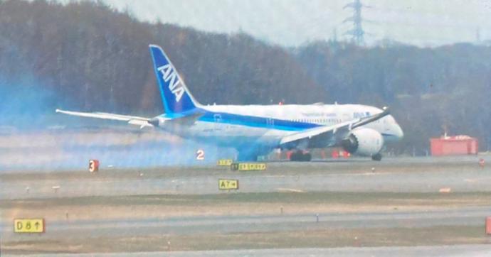 日本全日空客机机翼冒烟 目前已安全降落