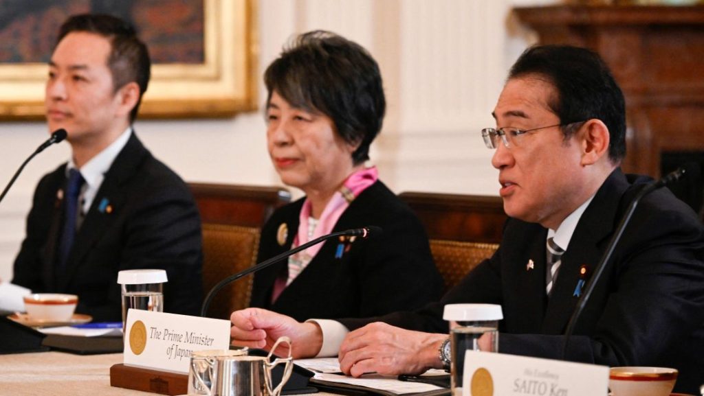日本发表年度外交蓝皮书   5年来首提及中日战略互惠关系