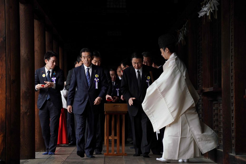 日本国会约90名跨党派议员 集体参拜靖国神社 