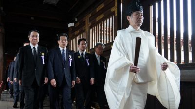 日本国会约90名跨党派议员 集体参拜靖国神社