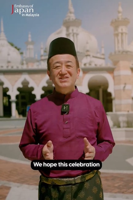 日本大使穿马来传统服装 向穆斯林献开斋节祝福
