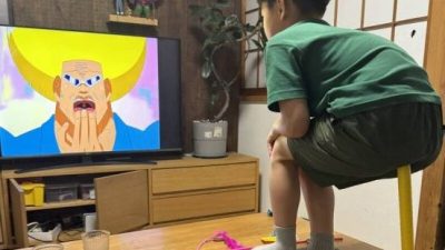 日本男童看电视“神奇特殊坐姿” 网友惊呼：核心超强！