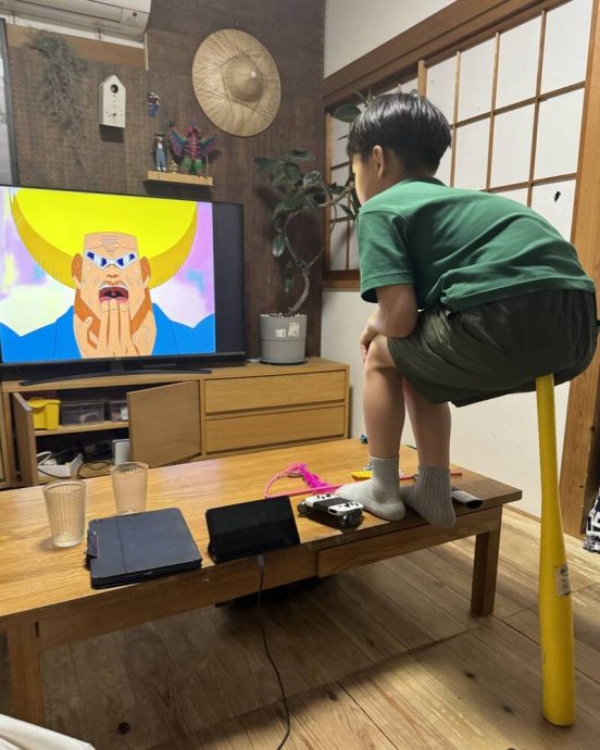 日本男童看电视“神奇特殊坐姿” 网友惊呼：核心超强！