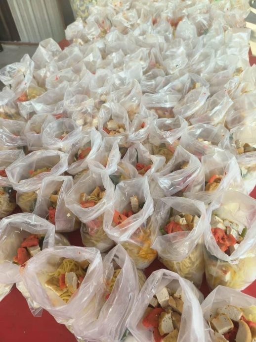 “扶贫送暖，人人有饭吃” 北海新芭底南山伯公理事会延续派发饭盒的善举。