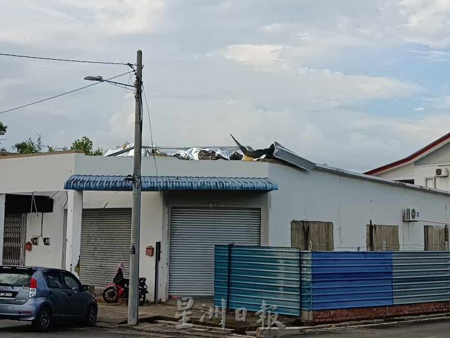 柔： 午后掀暴风雨  树倒屋顶被吹翻