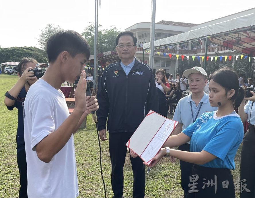 柔： 麻坡中化中學運動會  五小師生助陣 體現一家親