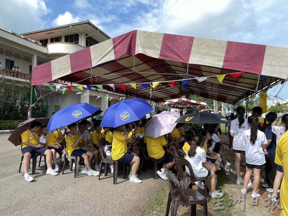 柔： 麻坡中化中學運動會  五小師生助陣 體現一家親