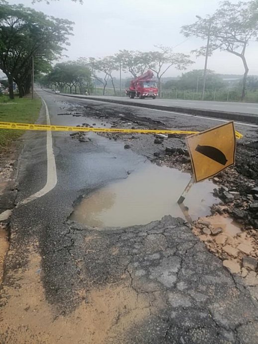 柔：地下水管爆破，威胁公路使用者的安全