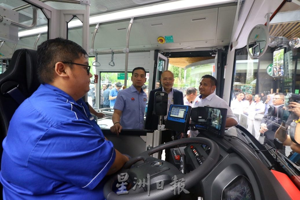 柔：新闻： 跨境电动巴士投入运作  设更多充电桩应付需求