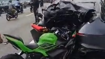 马新第二通道连环车祸  2摩托撞轿车骑士丧命