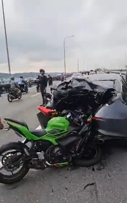 柔：马新第二通道连环车祸  2摩托撞轿车骑士丧命