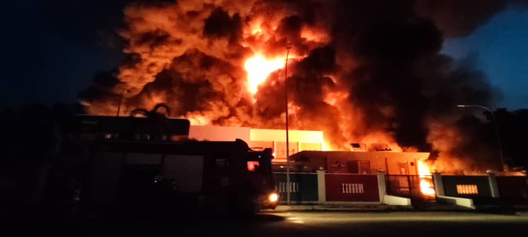 油漆厂今晨发生大火 截至1时 仍未灭火
