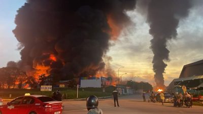 视频 | 油漆厂今晨发生大火 截至1时 仍未灭火