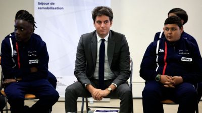 法国致力遏制校园暴力  总理访学校遇孩童打“小报告”：“马克龙很坏”