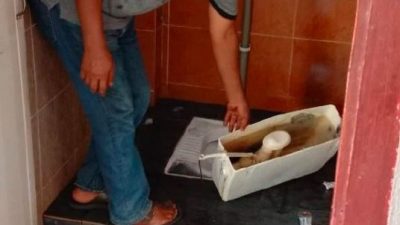 清真寺女厕所的马桶水箱发现一具男婴尸体，预计已死亡超过24个小时。