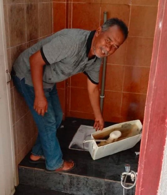 清真寺女厕所的马桶水箱发现一具男婴尸体，预计已死亡超过24个小时。