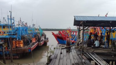 独家︱执法船闯马海域   印尼扣半港渔船