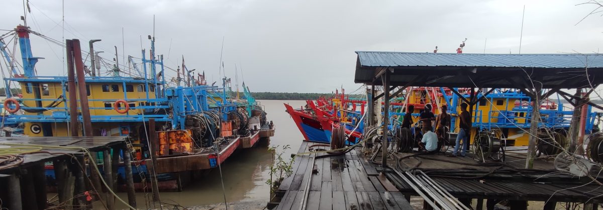 独家︱执法船闯马海域  印尼扣半港渔船