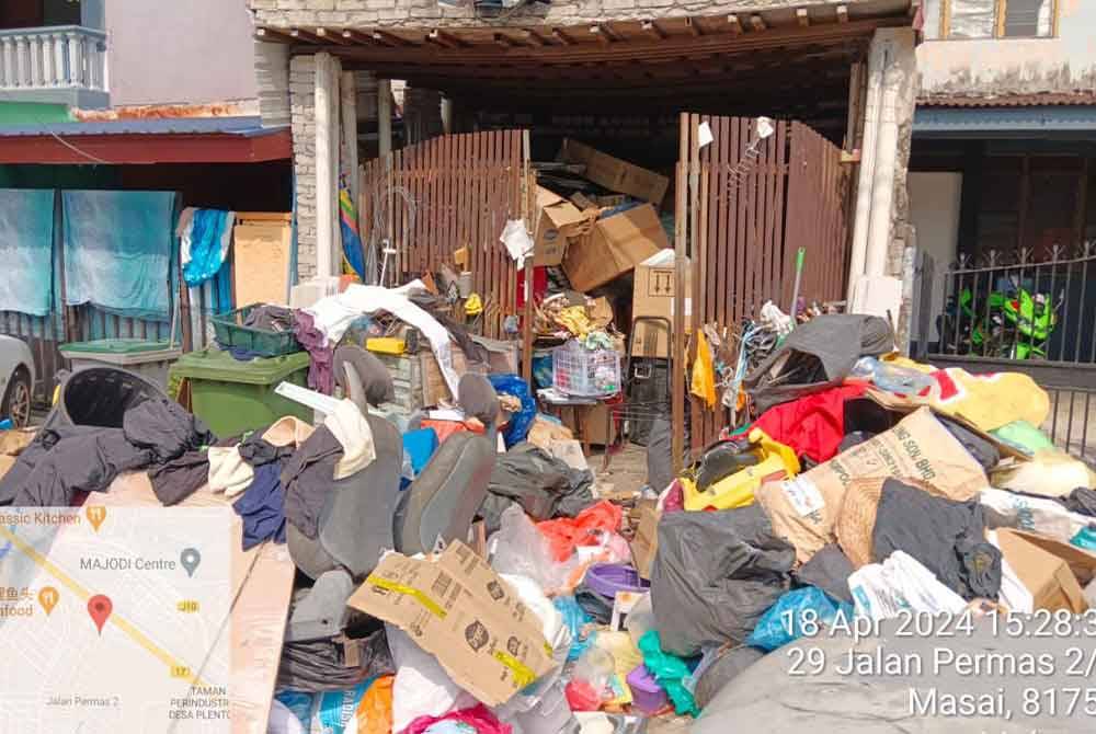 独居男子住家囤2.2吨垃圾 邻居轰：距离200米都闻到恶臭！
