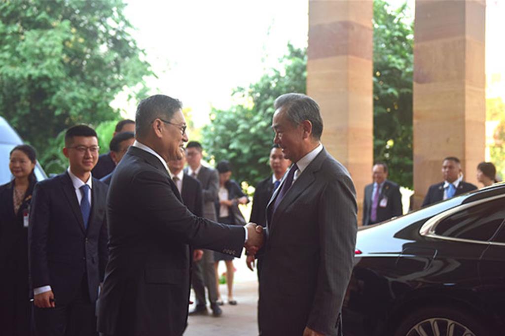 王毅访柬埔寨 呼吁共同打击网赌电诈