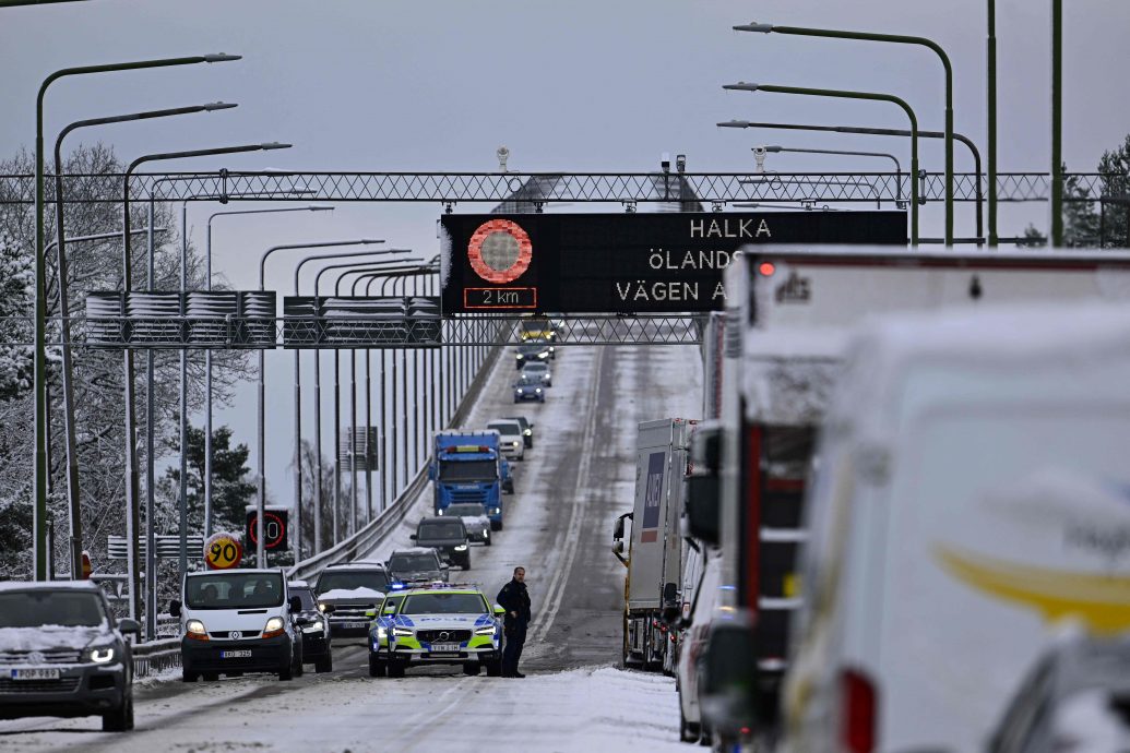 瑞典南部大雪致交通大乱  政府挨批“全都在放假”