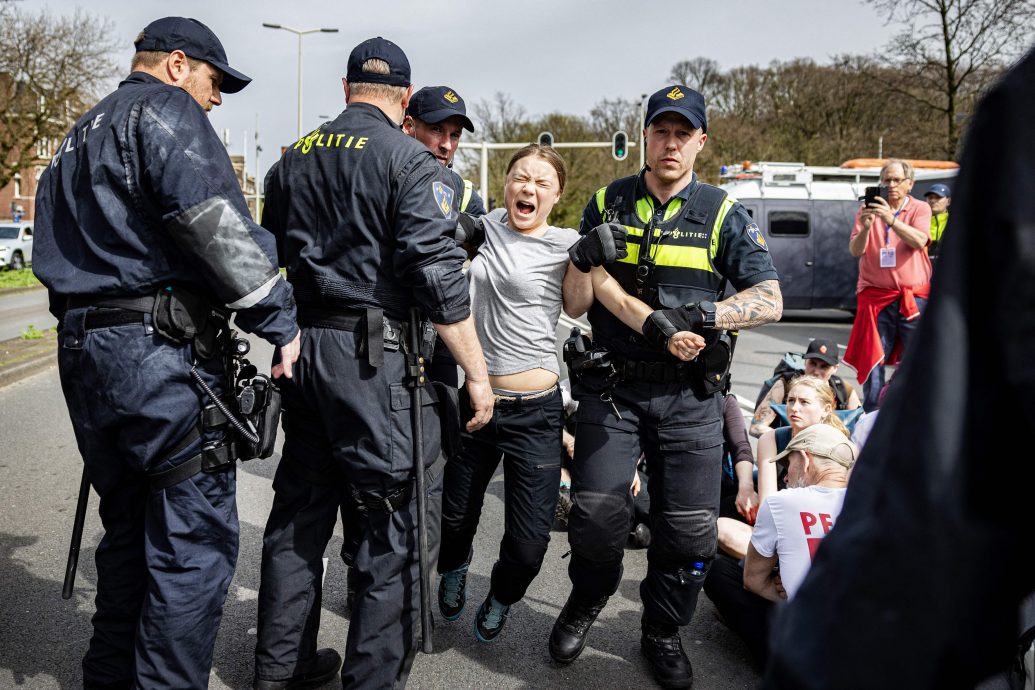 瑞典环保人士童贝里海牙示威 遭警方拘留