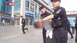 男子贵阳火车站抢夺旅客手机 警民合力仅用28秒将其擒获归案