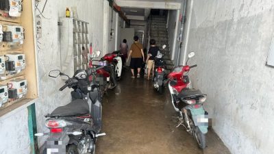 男子霸占楼梯口当修车厂 摩托车杂物堆积形阻碍