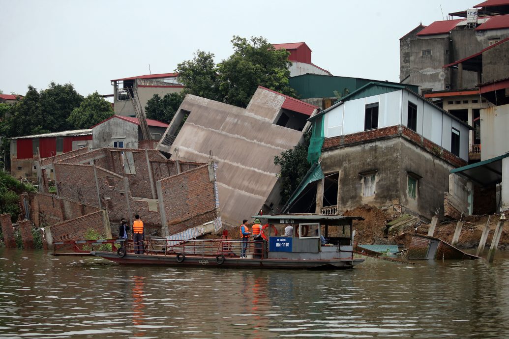 看世界   越南强降雨  房屋倒入河中