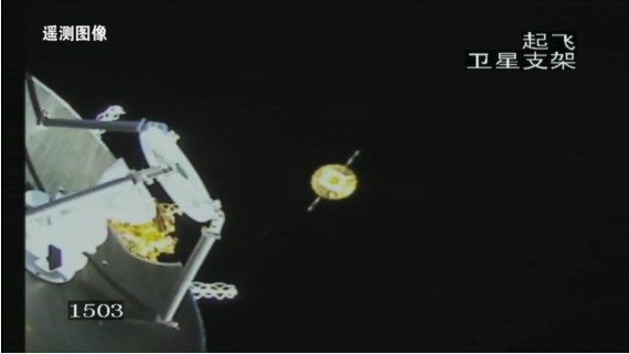 看世界两图)鹊桥二号中继星任务成功　将为探月工程提供通讯服务