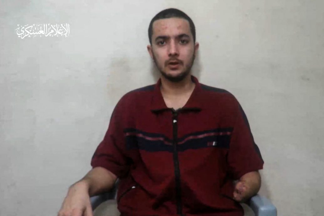 看世界)哈马斯发23岁男人质片首证生还　前臂炸断斥以政府营救不力