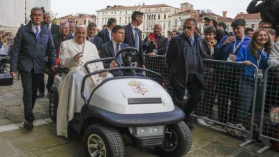 教宗方济各访威尼斯 需坐轮椅及高球车代步 罕有承认工作不容易