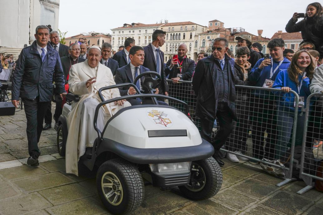 看世界/教宗方济各访威尼斯 需坐轮椅及高球车代步 罕有承认工作不容易
