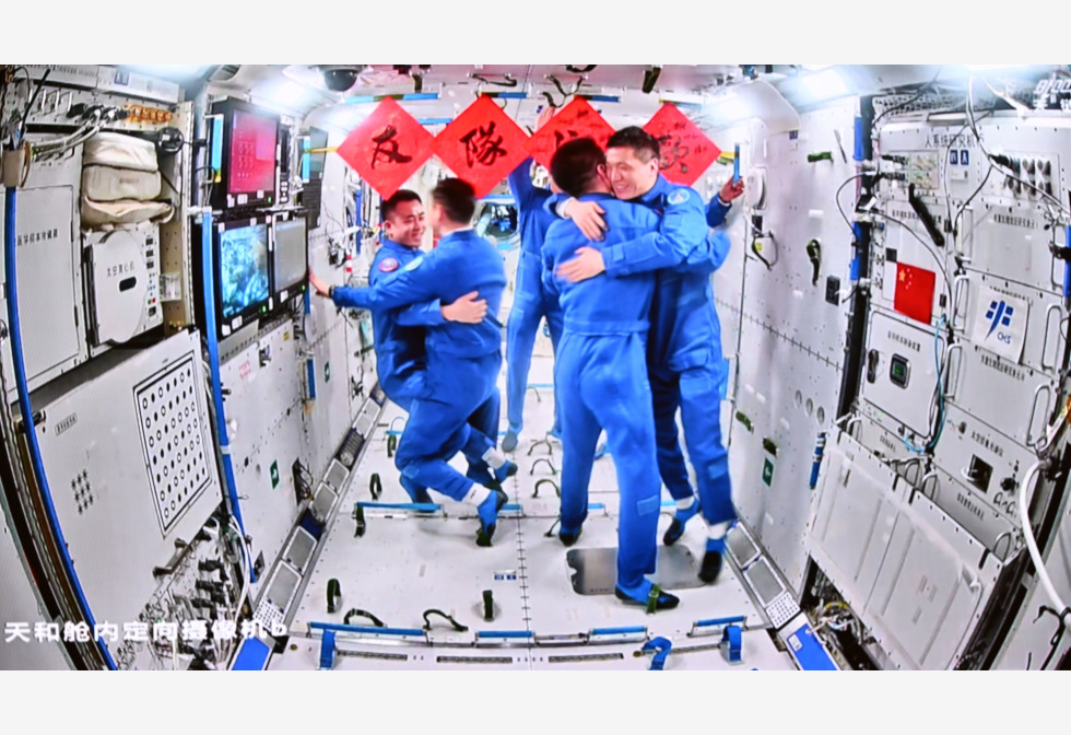神舟十八与太空站顺利对接  2太空人乘组“天宫”会师