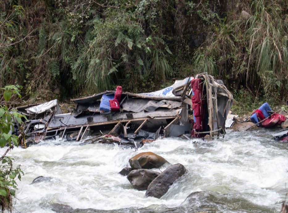 秘鲁北部巴士坠深谷 至少25死13伤