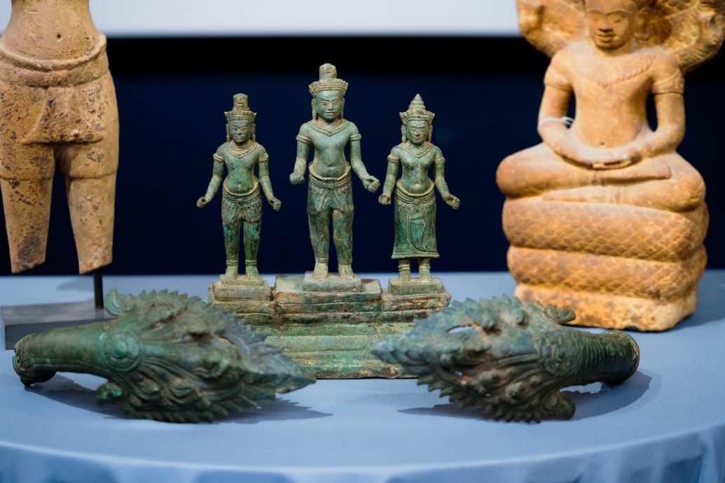 美国归还柬埔寨 27件失窃高棉古物
