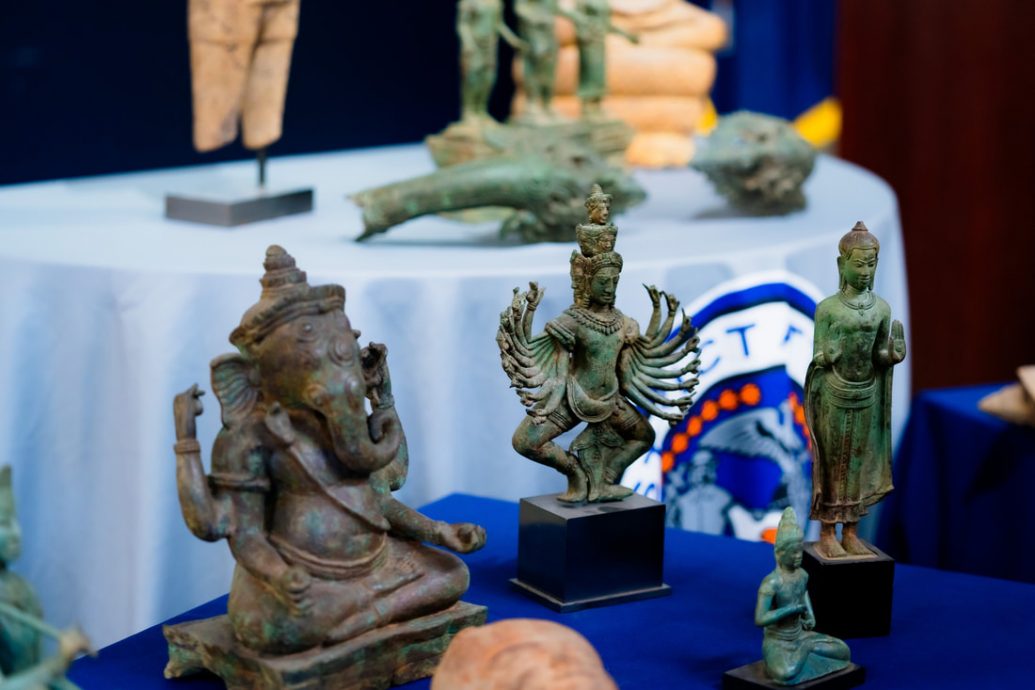 美国归还柬埔寨 27件失窃高棉古物