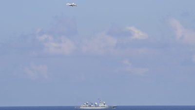 美菲南海实弹射击演习  3艘中国军舰尾随监控