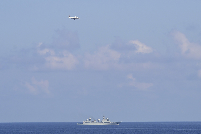 美菲南海实弹射击演习 3艘中国军舰尾随监控