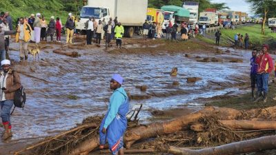 肯雅连周暴雨大坝决堤房屋被夷平  至少45死数十人失踪