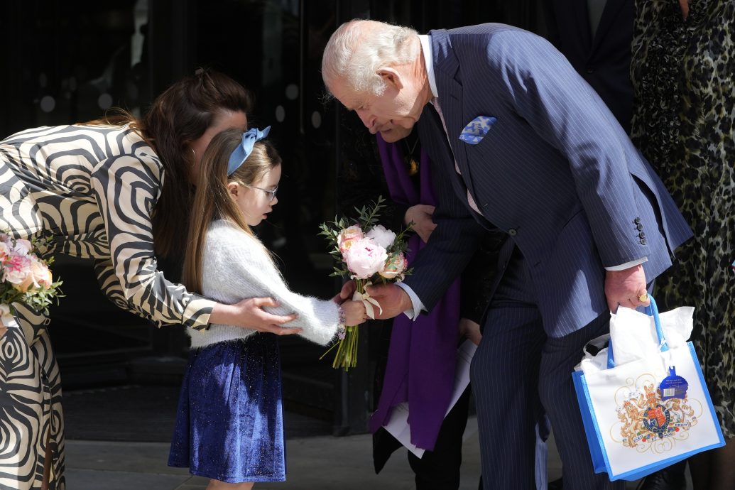 英王查尔斯三世恢复公务行程 参访伦敦癌症中心